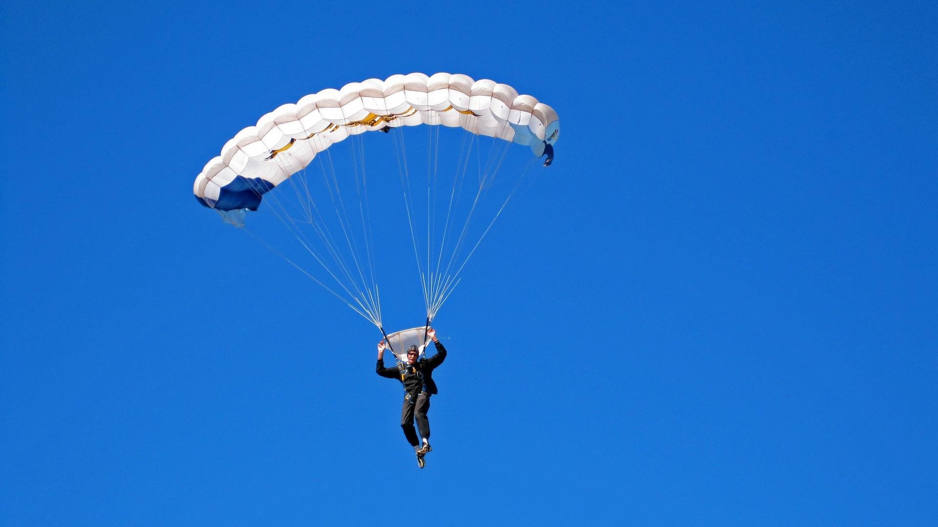 赛道与球场，当F1揭幕战悬念终结，公牛已锁定胜局